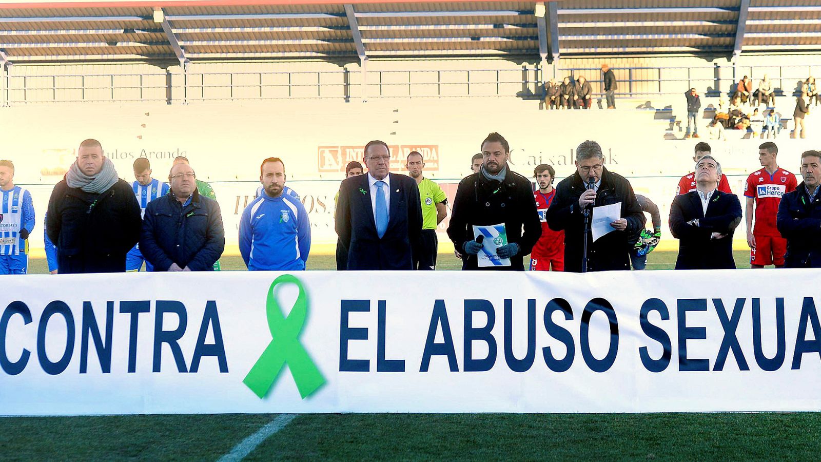 Manifestación contra los abusos sexuales en los prolegómenos de un partido de fútbol de la Arandina