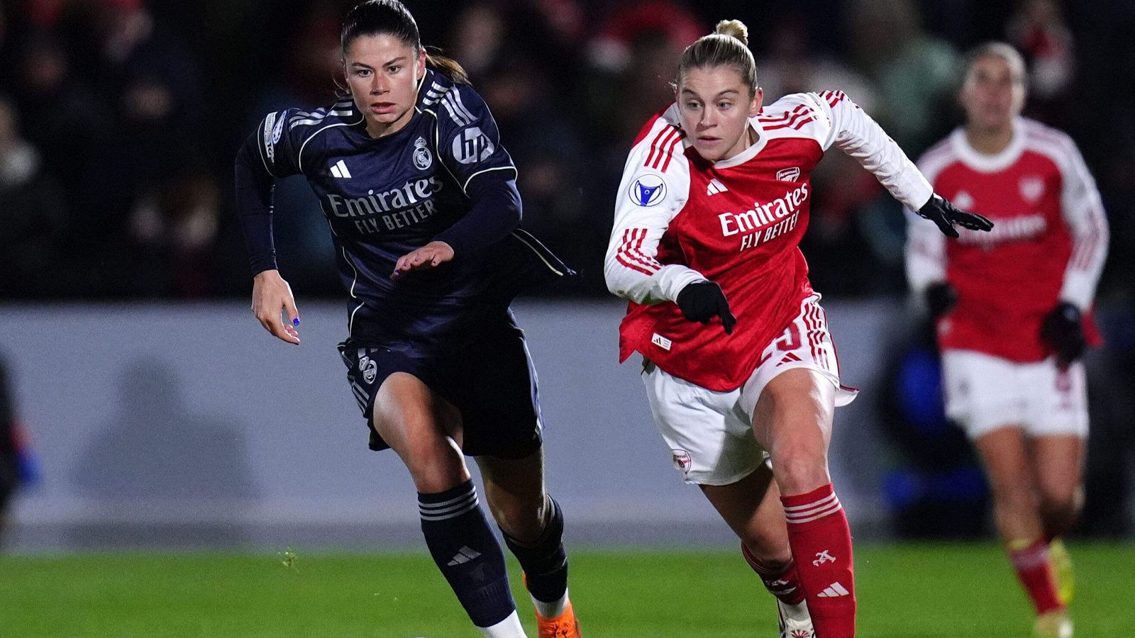 Alessia Russo, ante María Méndez en el Arsenal-Real Madrid.