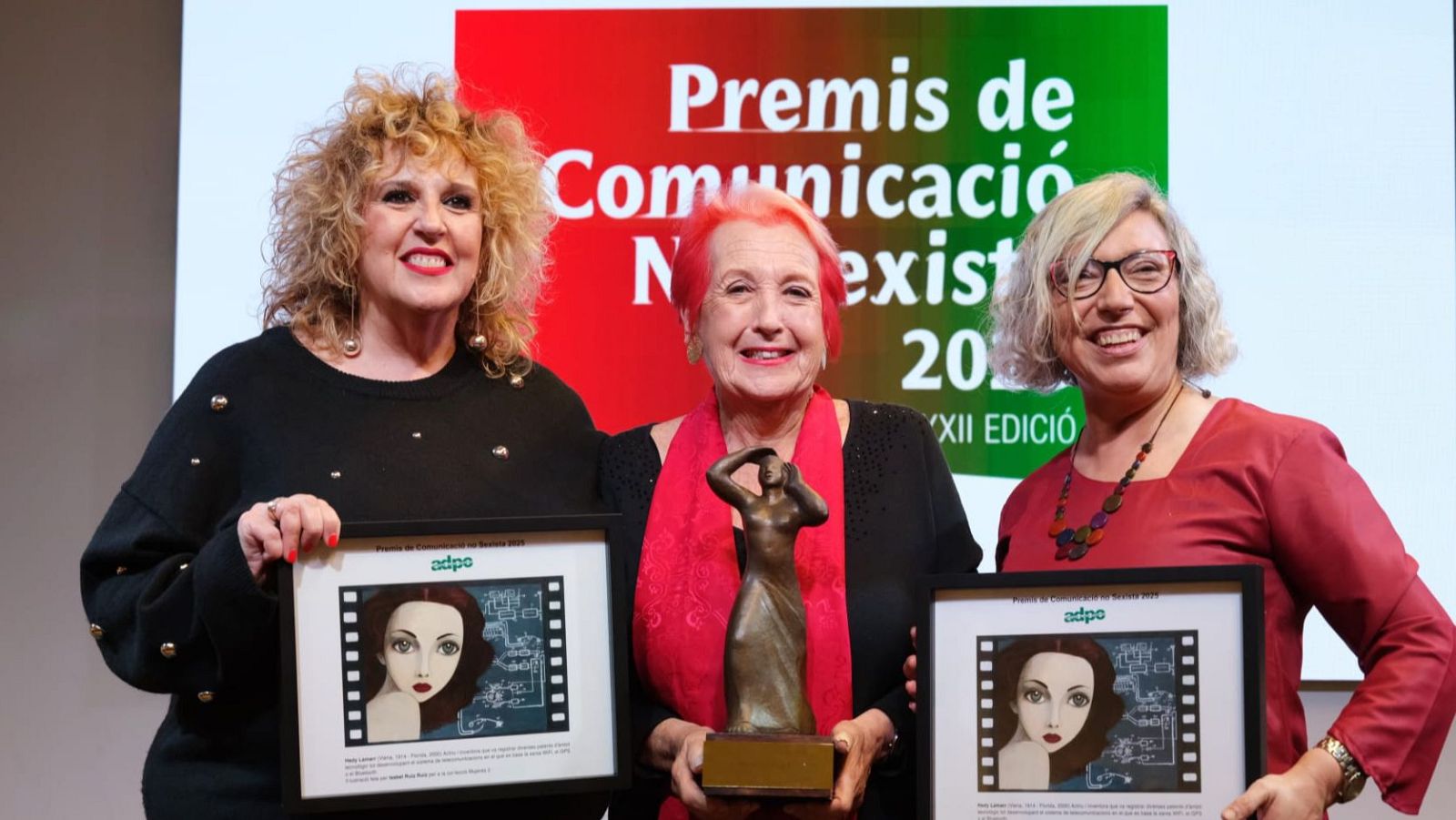 Sílvia Tarragona, Carolina Pecharroman i Rosa Maria Calaf, fent-se una fotografia amb els Premis de Comunicació No Sexista