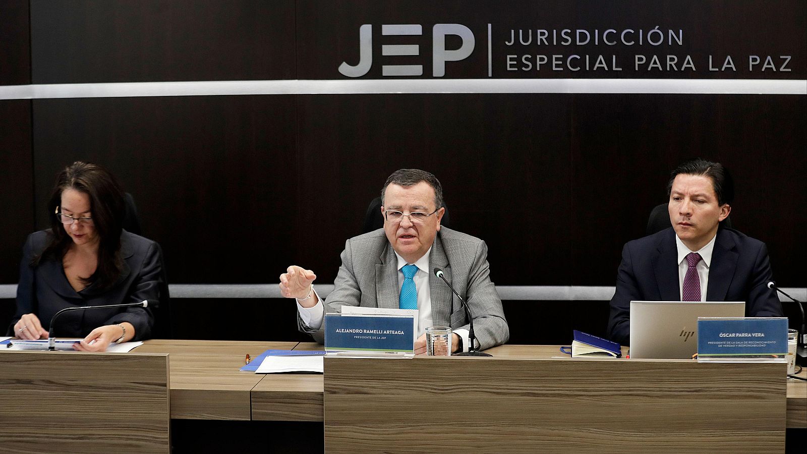 El presidente de la Jurisdicción Especial para la Paz, Alejandro Ramelli, habla durante una rueda de prensa este jueves, en Bogotá