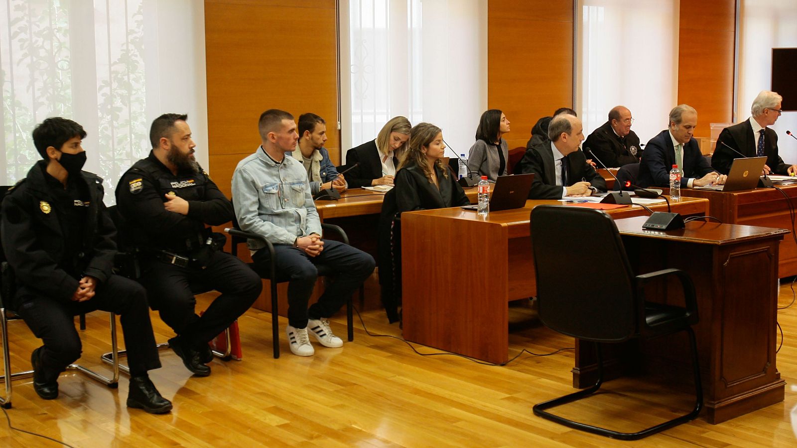 Sala de vistas en el inicio del juicio por el asesinato de tres miembros de una familia en su vivienda de Chiloeches (Guadalajara) en abril de 2024