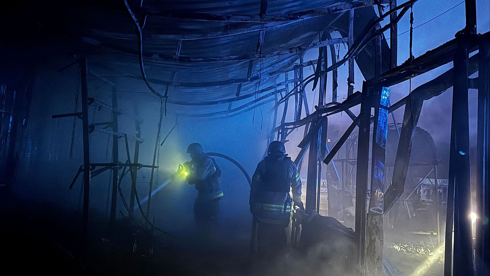 Rescatistas ucranianos trabajan en el lugar de un ataque aéreo en Zaporiyia