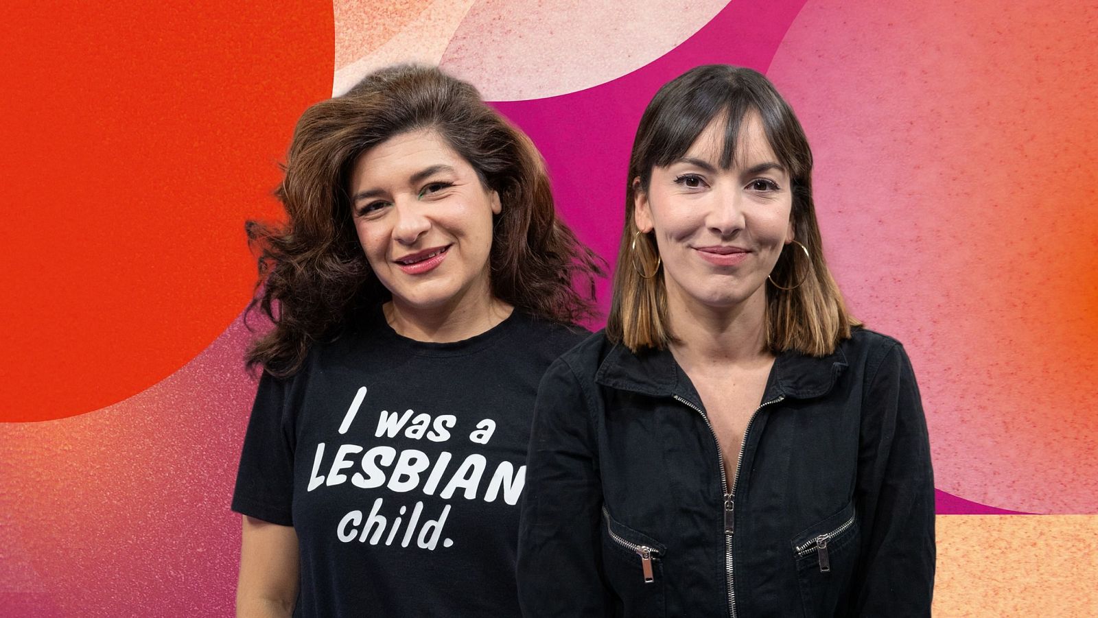 Judith Tiral y Nerea Pérez de las Heras, sonrientes, posan juntas. Una de ellas lleva una camiseta negra con una frase escrita, y la otra una chaqueta negra con cremallera y pendientes dorados. El fondo es una composición abstracta de colores.
