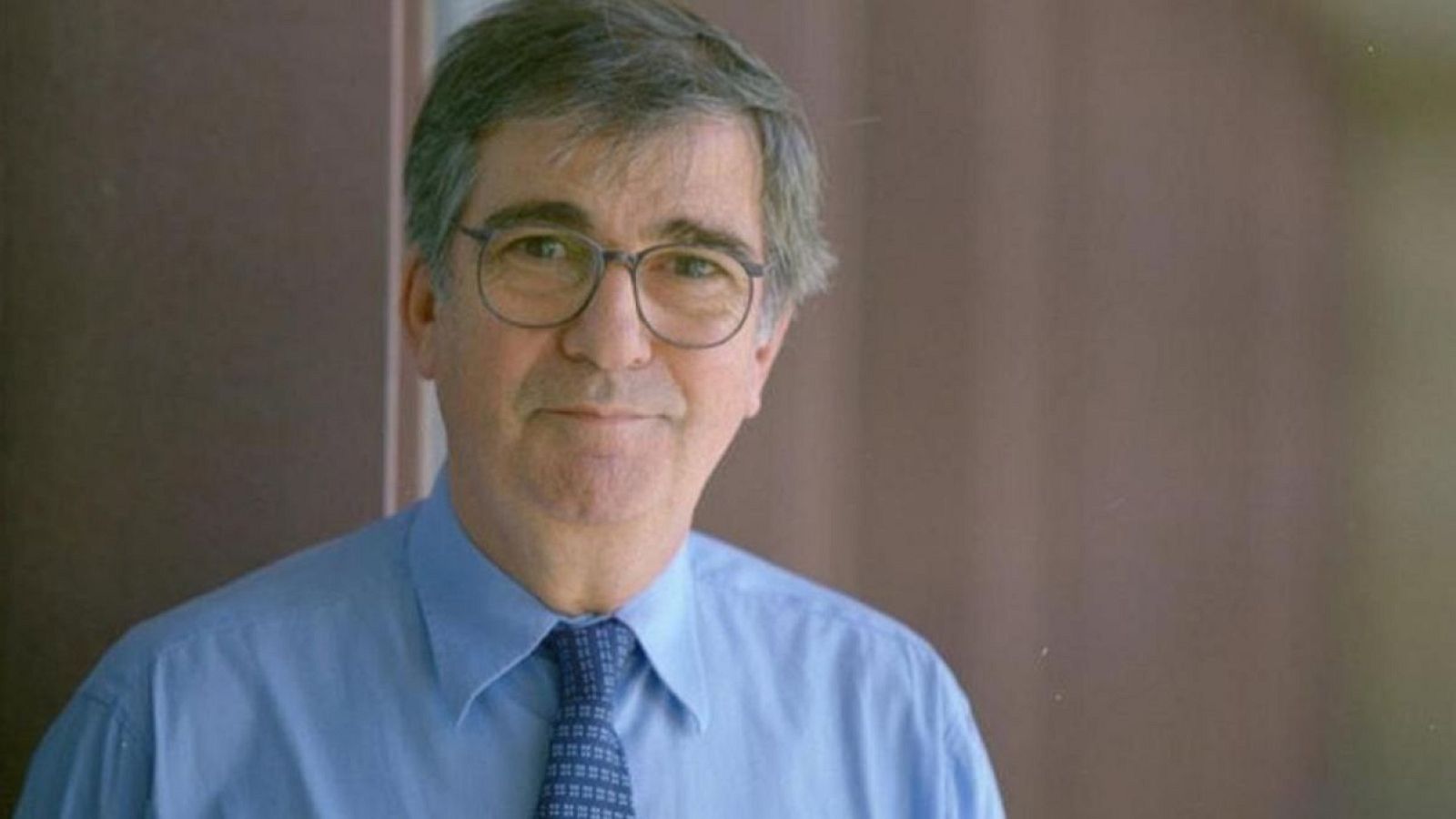 El pas d'Ernest Lluch per la política, entre 1982 i 1986, va deixar com a llegat la universalització de l'atenció sanitària