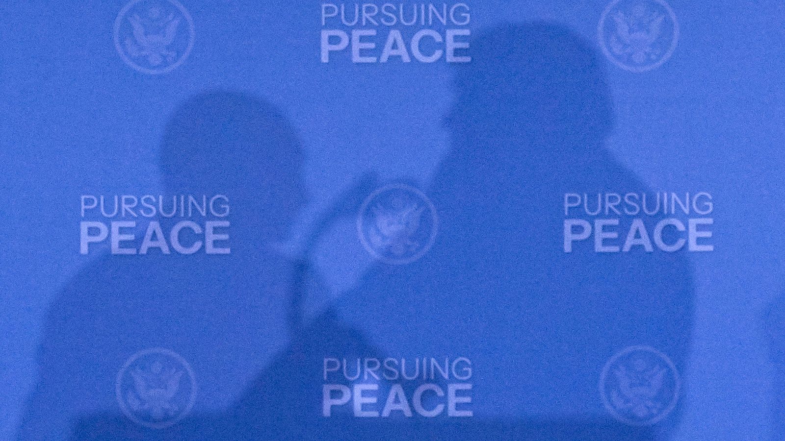 Las sombras de Trump y Putin durante su encuentro en Alaska "persiguiendo la paz" para Ucrania.