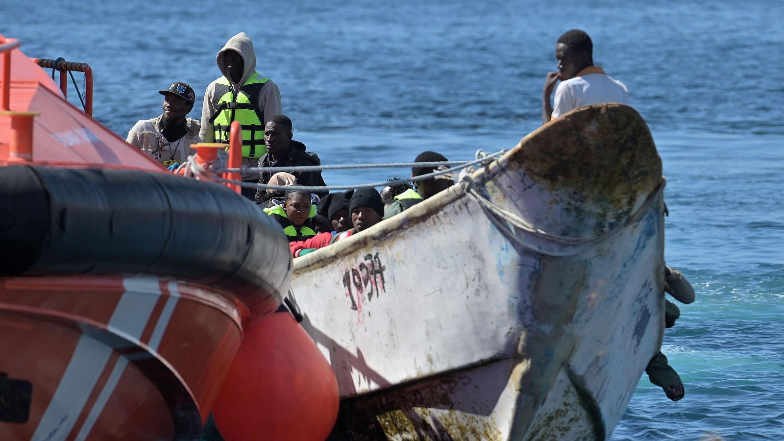 La Salvamar Adhara, de Salvamento Marítimo, acompaña al puerto de La Restinga a un cayuco