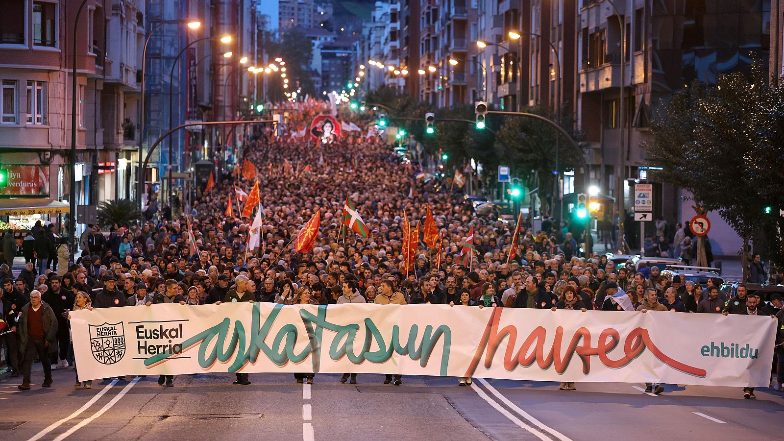 Miles de personas secundan la marcha de EH Bildu, que se compromete a parar a PP y Vox