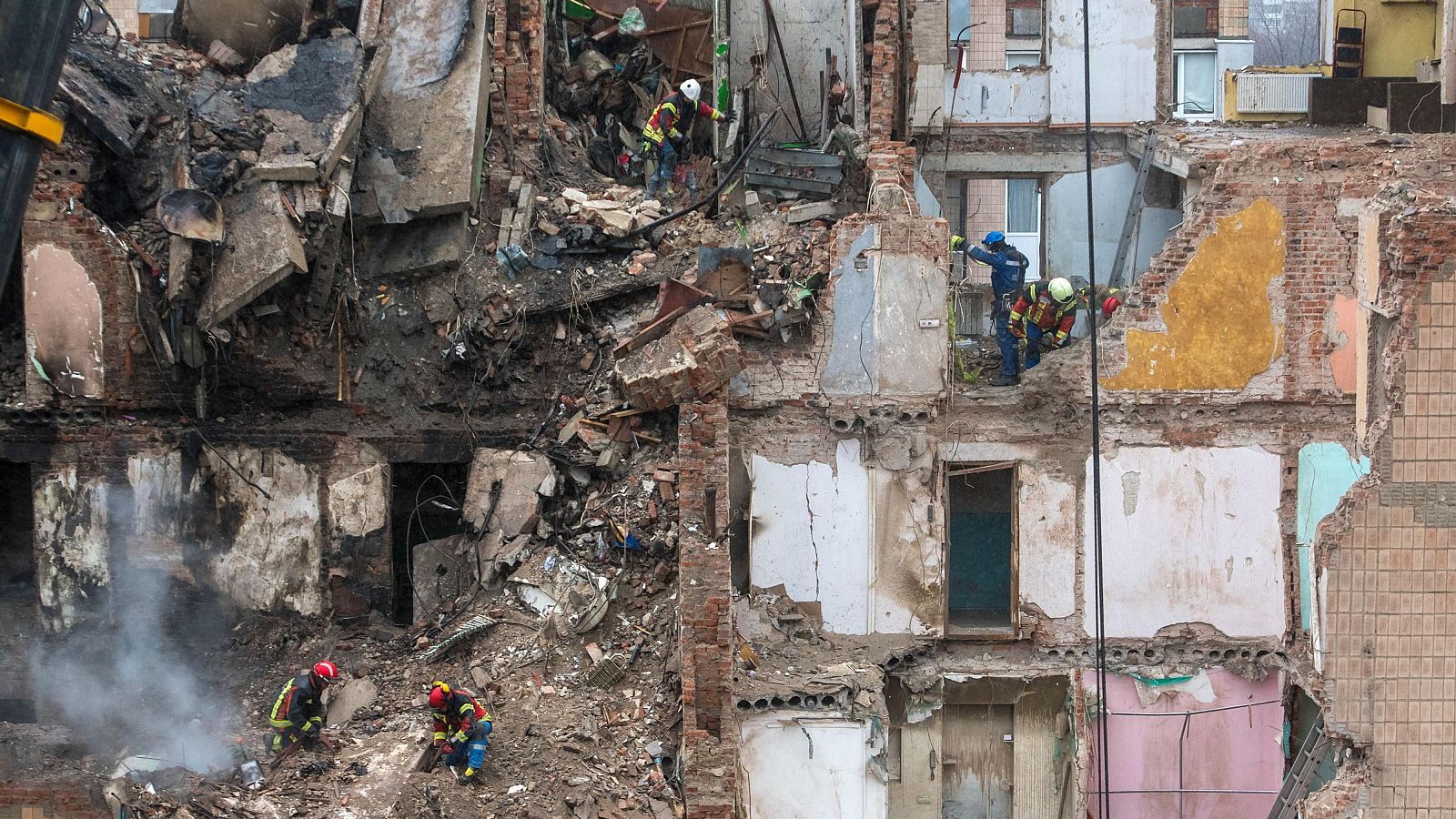 Rescatistas ucranianos trabajan en el lugar del ataque ruso contra un edificio residencial en Ternópil, al oeste de Ucrania