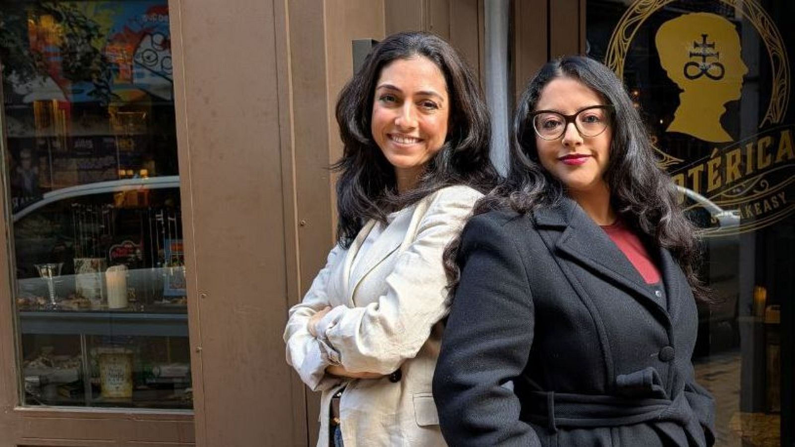 La psicóloga Naghmeh Meraji y la directora general de Injuve, Margarita Guerrero.