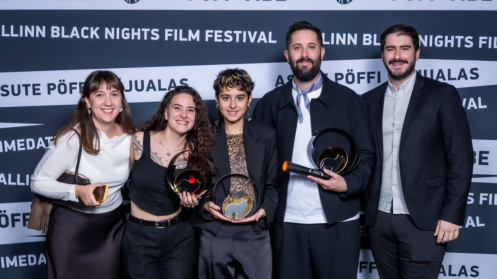 El equipo de 'La buena hija' ayer en Tallin