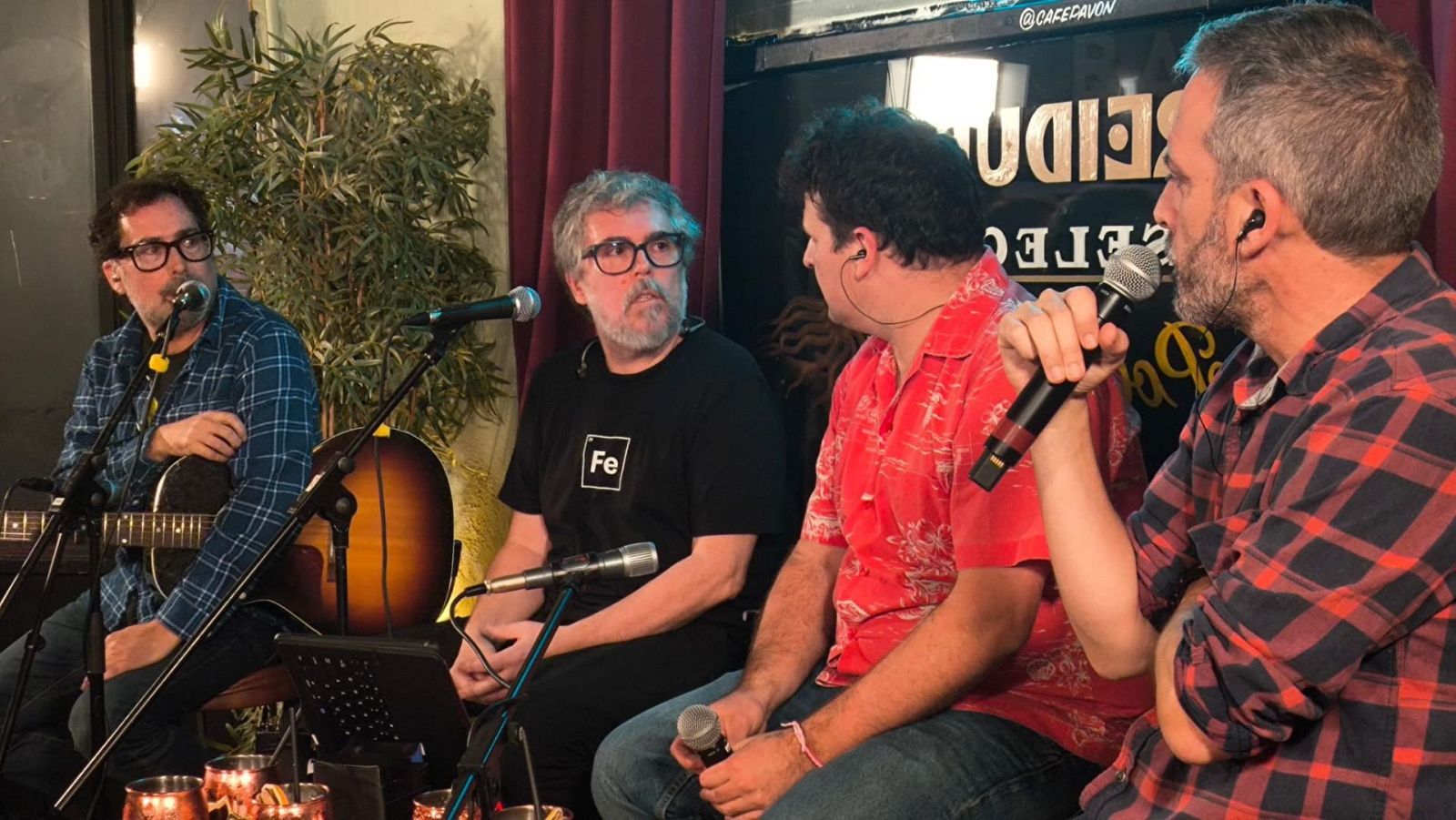 Amaro e Iván Ferreiro (izq.), junto a Ángel Carmona y Anto Vicente (dcha.) en un momento del programa especial.