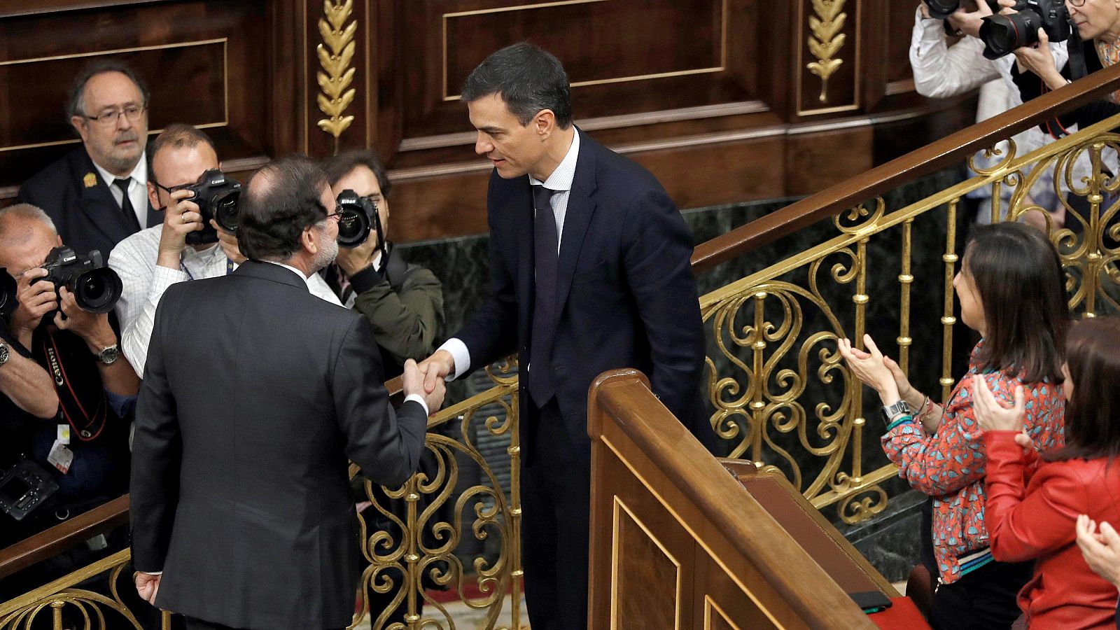 El presidente del Gobierno, Pedro Sánchez, saluda a Mariano Rajoy, tras el debate de la moción de censur de 2018.