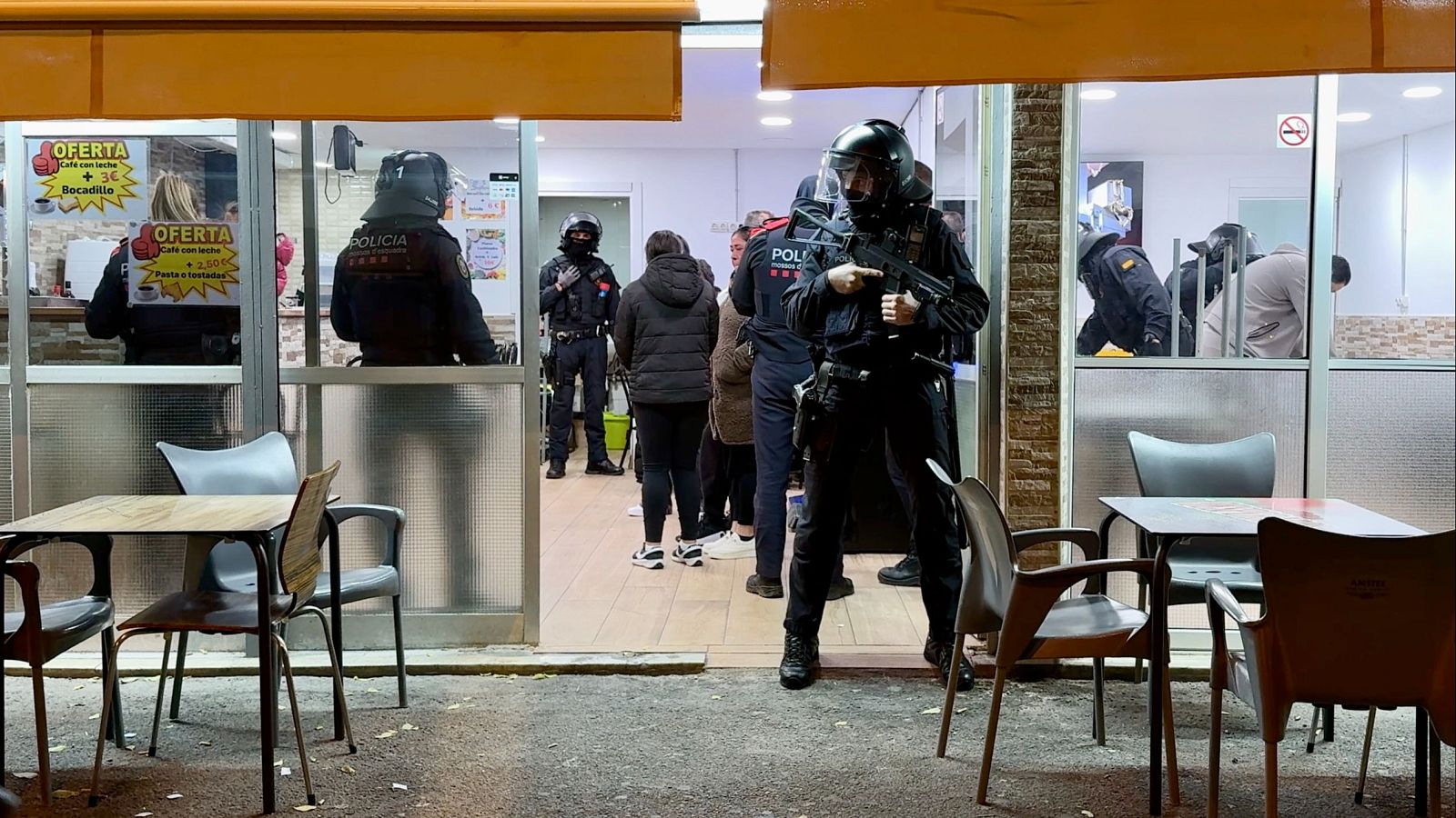 Un dels bars del barri de la Mina de Sant Adrià de Besòs on han intervingut els Mossos d'Esquadra | ACN