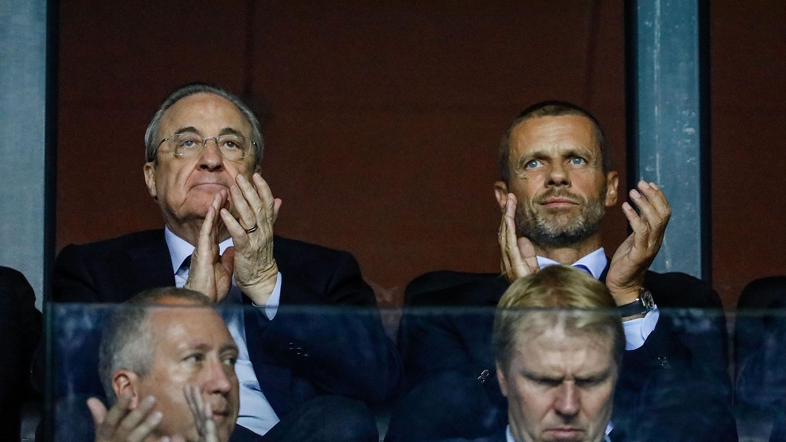 Florentino Pérez (i) y Aleksander Ceferin, en un palco antes de un partido en 2018