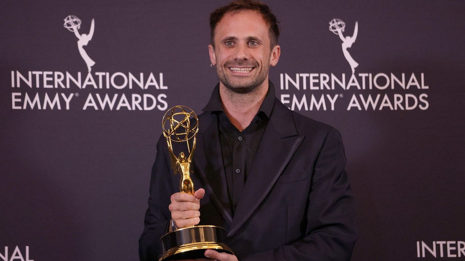 L'actor Oriol Pla, protagonista de la sèrie 'Jo, addicte', mostra el guardó dels Premis Emmy Internacional.