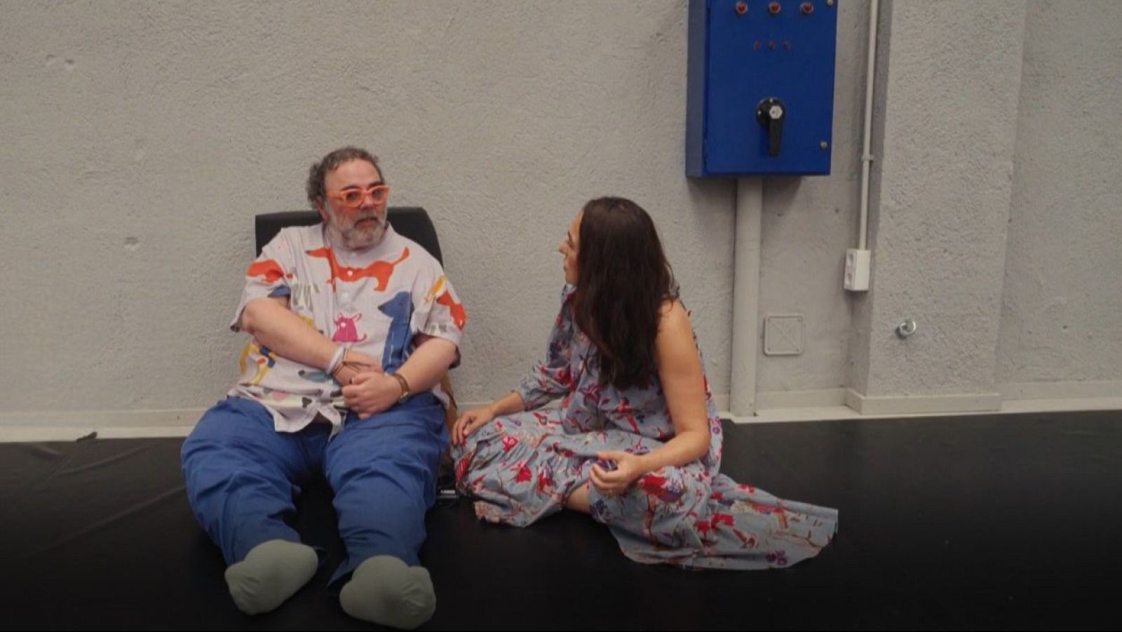 Candela Peña i Bob Pop asseguts parlant a l'espai cultural La Turbo al programa 'Una tarda amb...' de RTVE Catalunya