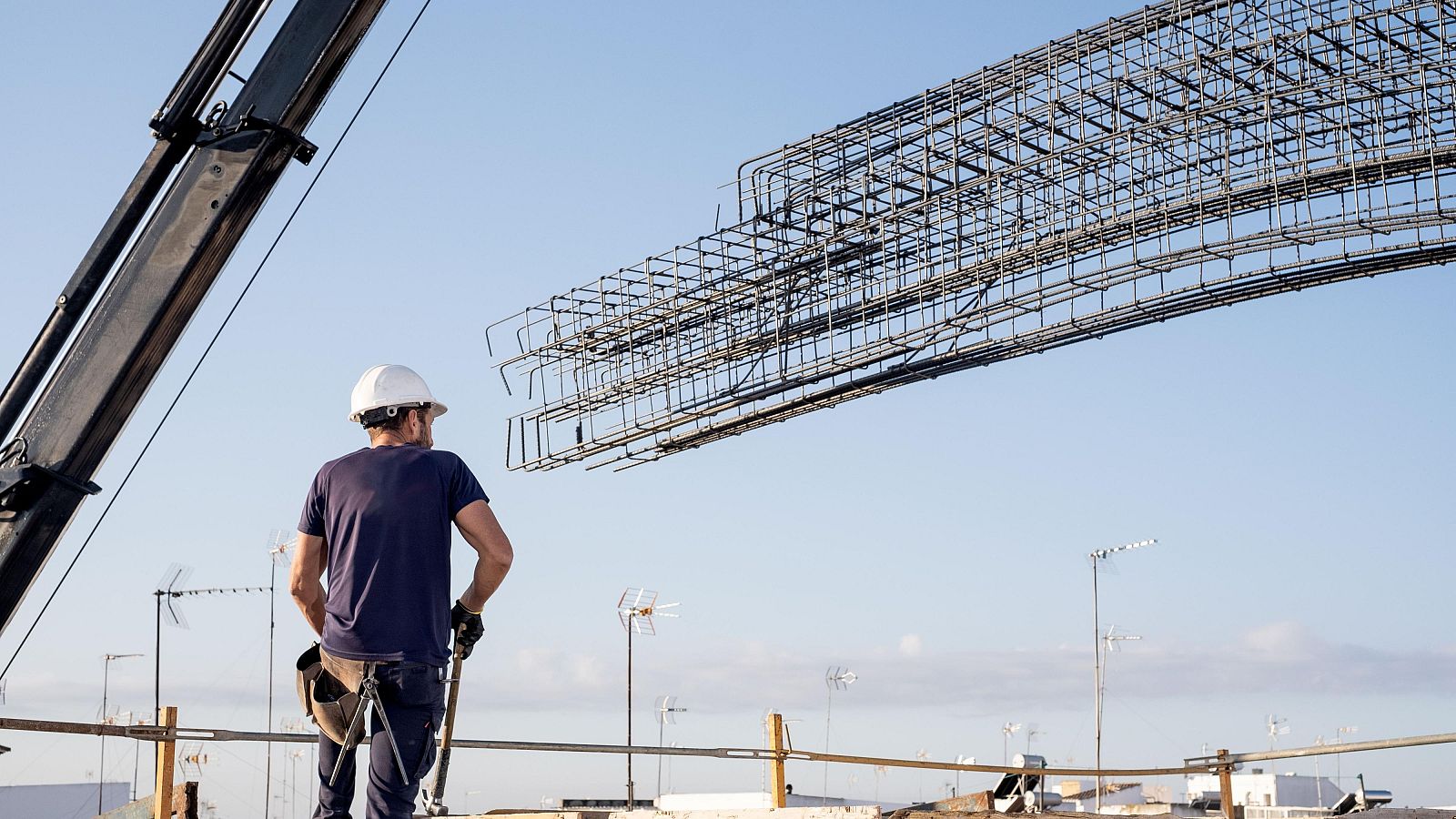 UGT y CC.OO. proponen elevar un 7,5% el salario mínimo en 2026, hasta 1.273 euros mensuales, y que tribute en el IRPF