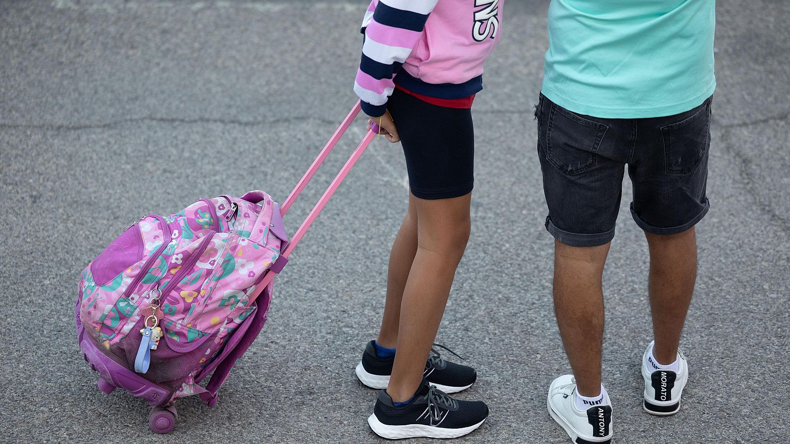 Varios niños a las puertas de un colegio de la ciudad de Madrid