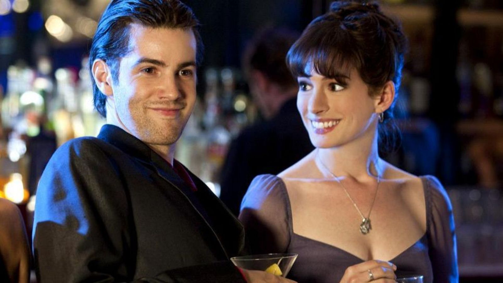 Emma (Hathaway) y Dexter (Sturgess) en un momento de 'Siempre el mismo día'