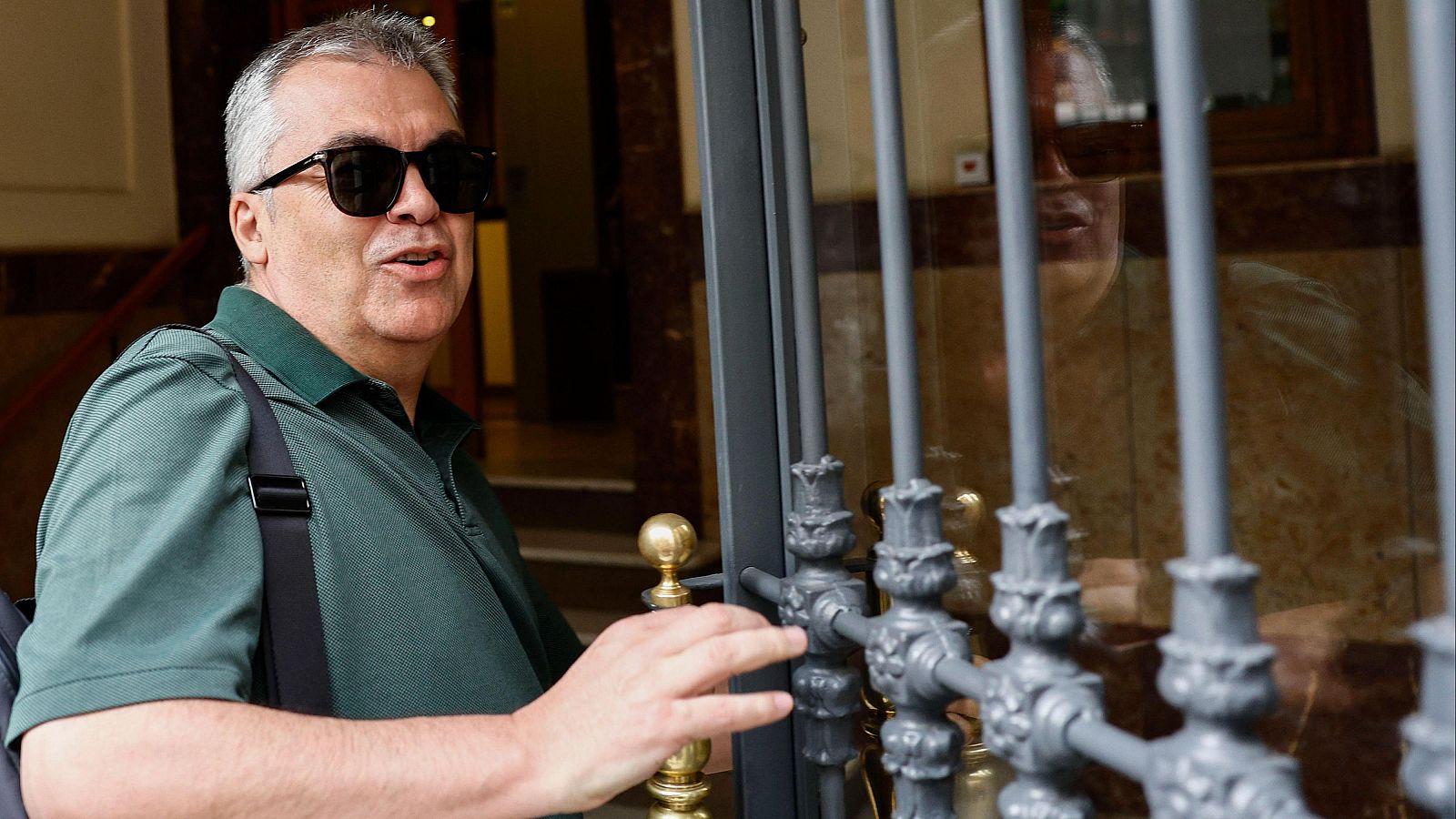 El exsecretario de Organización del PSOE Santos Cerdán a su entrada a su domicilio en Madrid