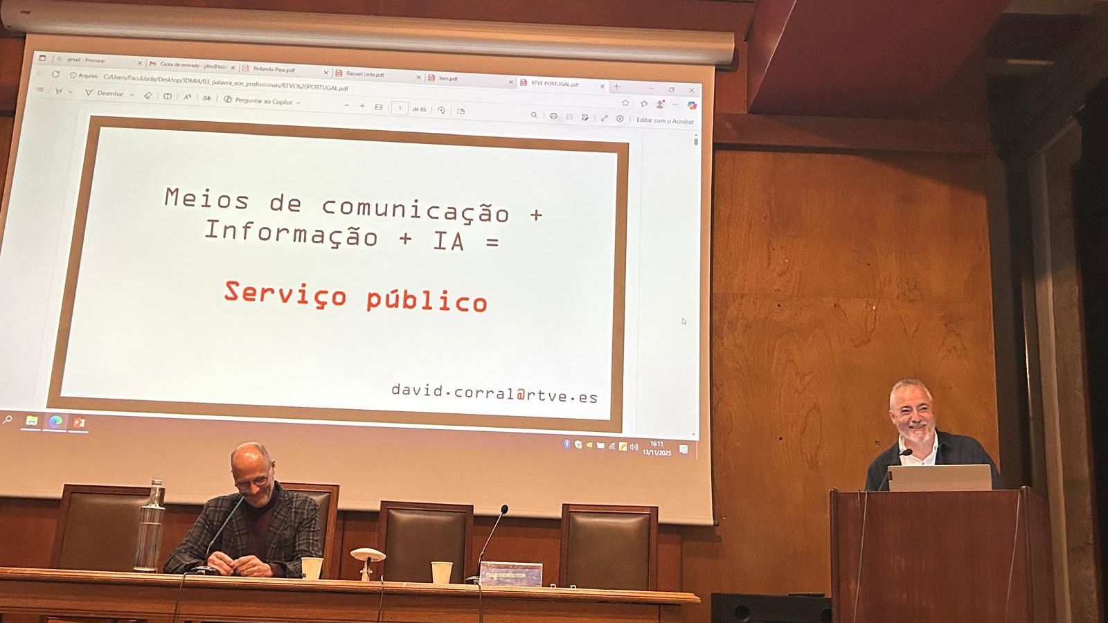 João Canavilhas (UBI) y organizador del congreso JDMIA y David Corral (RTVE) en la ponencia "Medios + Información + IA = Servicio público"