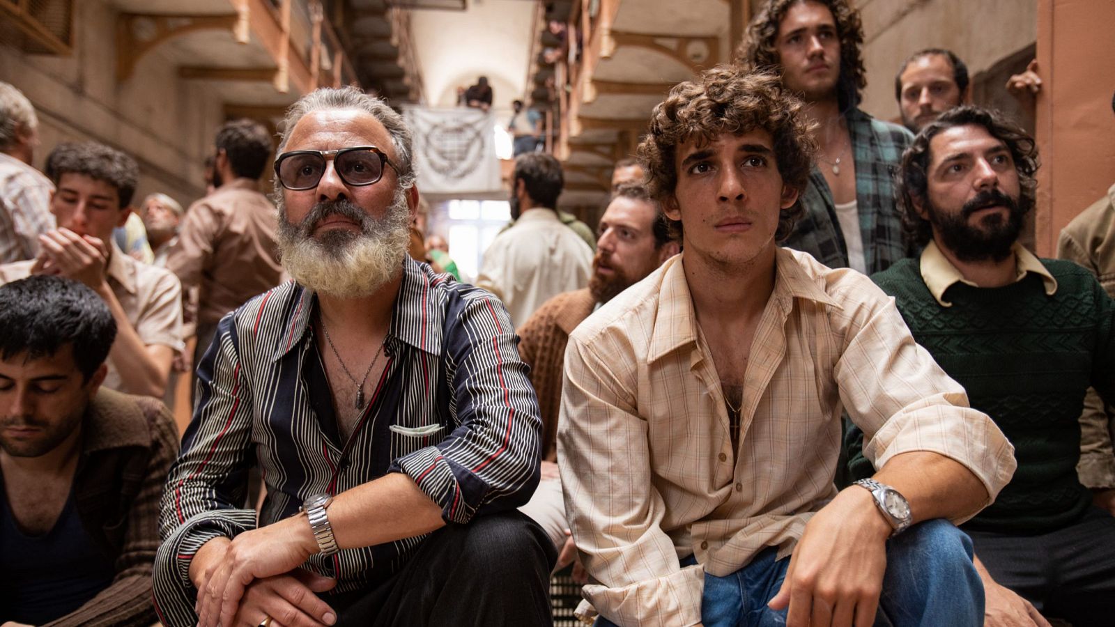 Miguel Herrán y Javier Gutiérrez protagonizan 'Modelo 77'.