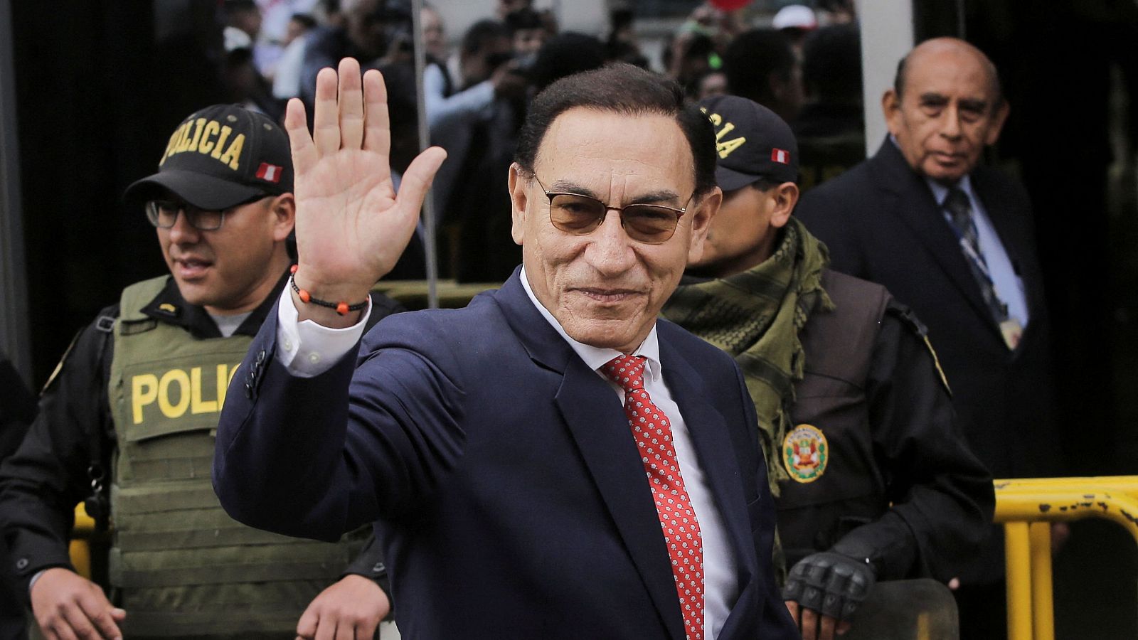 El expresidente peruano Martín Vizcarra saluda a su llegada al tribunal para escuchar la sentencia en los casos de corrupción que le afectan
