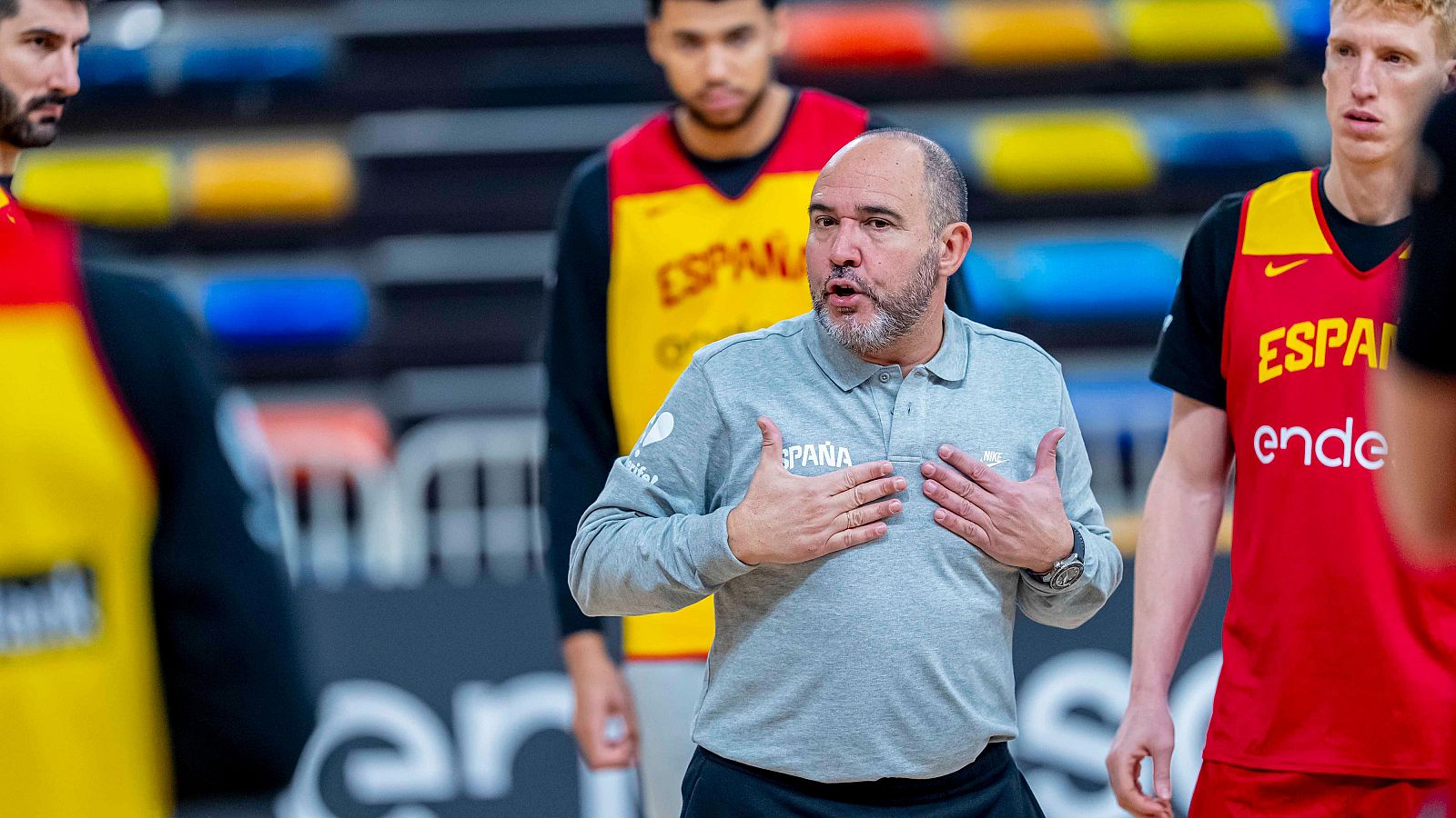 El seleccionador español de baloncesto, Chus Mateo, se dirige a los jugadores en un entrenamiento