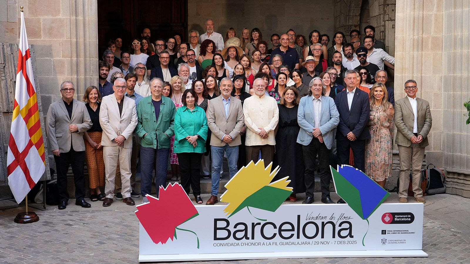 Foto de família posterior a l'acte de presentació del programa de Barcelona Ciutat Convidada a la FIL