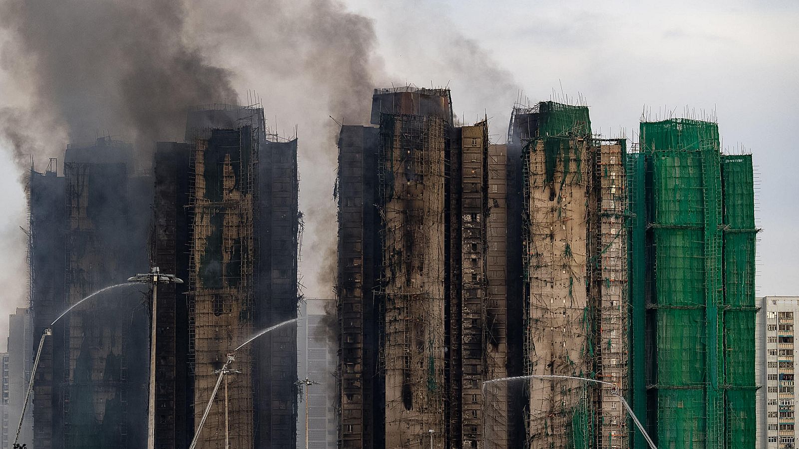 Controlado el incendio en el complejo residencial de Hong Kong, que ya deja 94 muertos