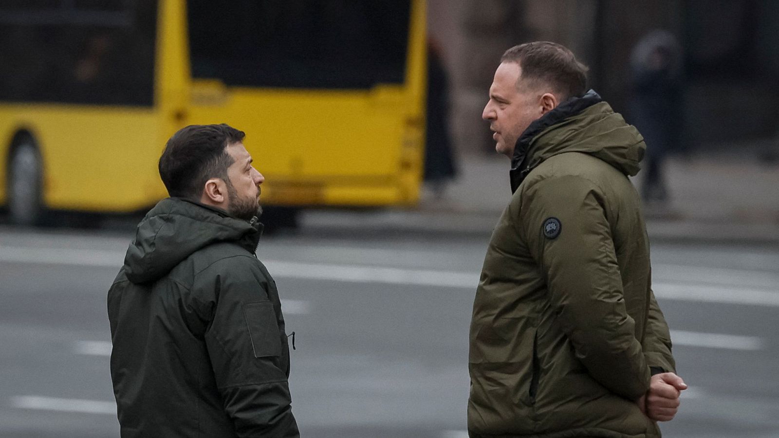 Zelenski conversa con el jefe de la oficina presidencial ucraniana, Andrí Yermak