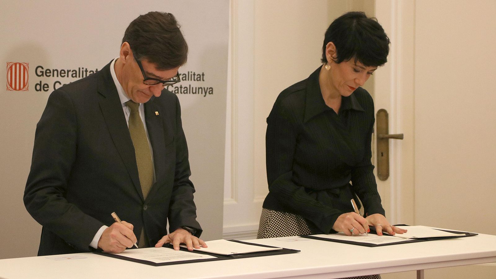 Salvador Illa i Elma Saiz signant el conveni | ACN