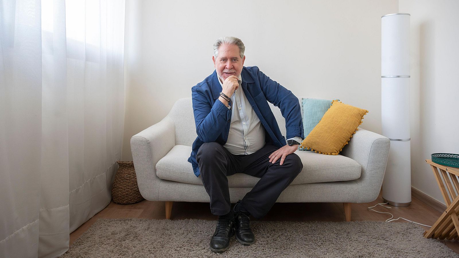 Xavier Guix assegut a un sofà