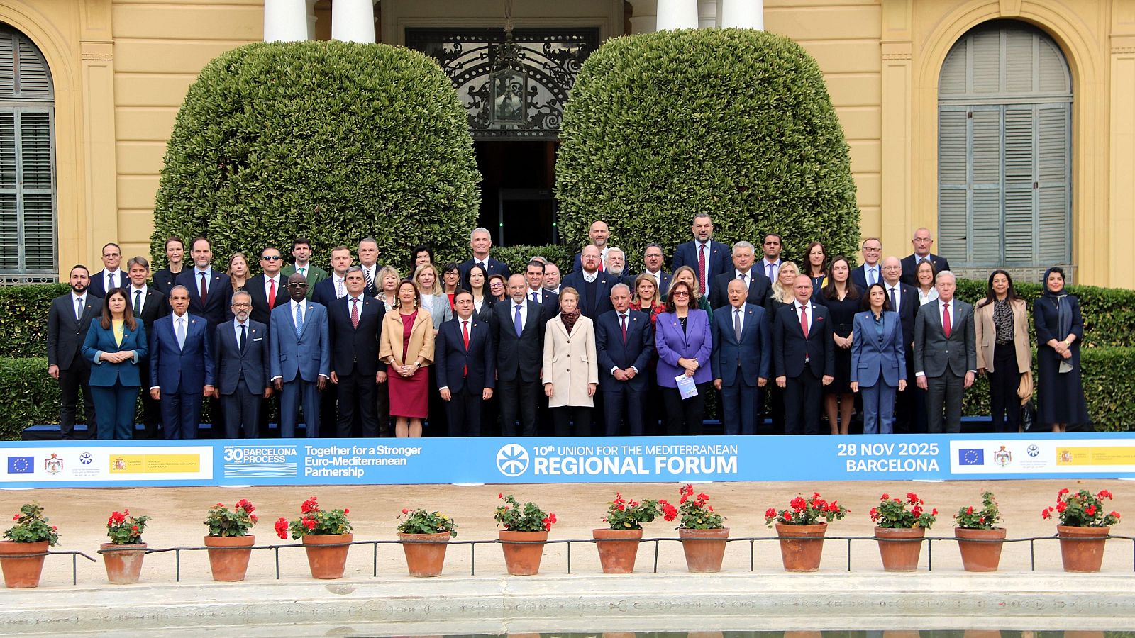 Fotografia de família del 10è fòrum regional de la Unió per al Mediterrani (UpM) amb els ministres i ambaixadors dels països membres de l'organització.