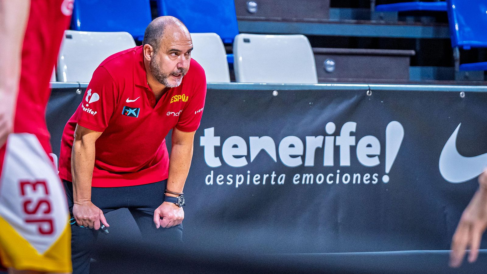 Chus Mateo dirige el entrenamiento de la selección española de baloncesto en Tenerife