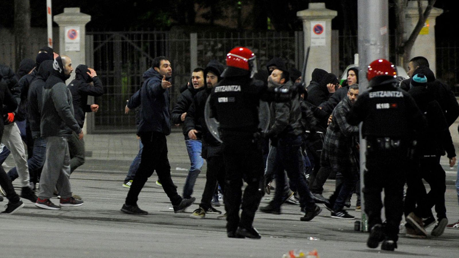Inmediaciones del San Mamés antes del partido entre el Athletic y el Spartak