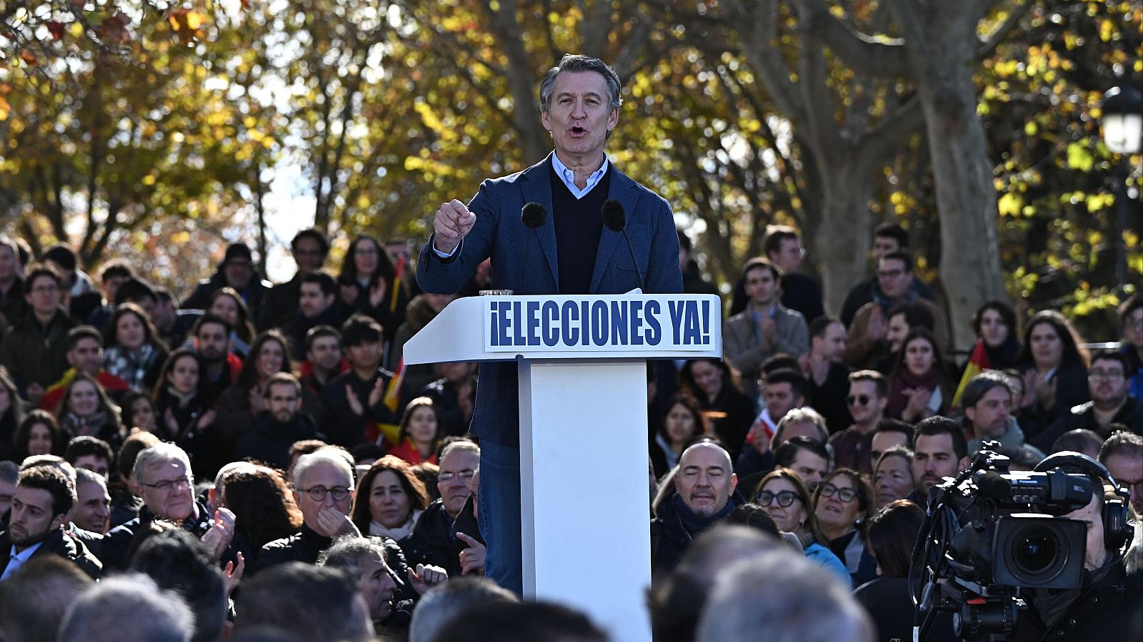 El líder del PP, Alberto Núñez Feijóo, durante la concentración contra el Gobierno de Pedro Sánchez este domingo en el Templo de Debod.