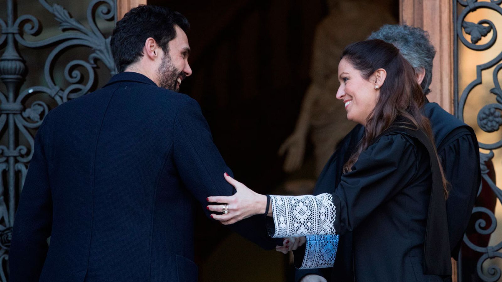 El presidente del Parlament, Roger Torrent, junto a la decana del Colegio de Abogados de Barcelona, Maria Eugenia Gay