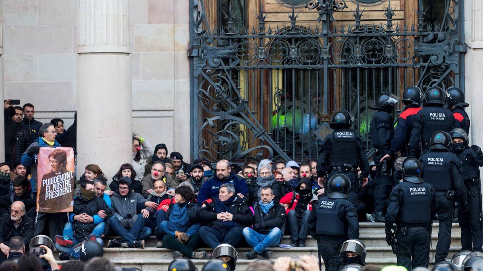 Unos 80 activistas protestan a las puertas del TSJC (EFE)