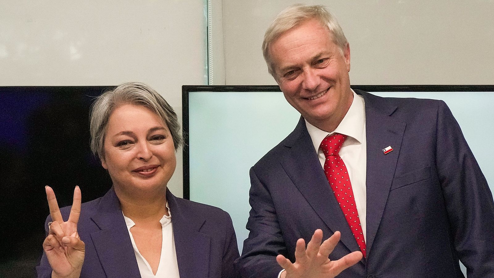 Los candidatos presidenciales de Chile Jeannette Jara y José Antonio Kast posan para una foto durante un debate en Santiago el pasado 27 de noviembre