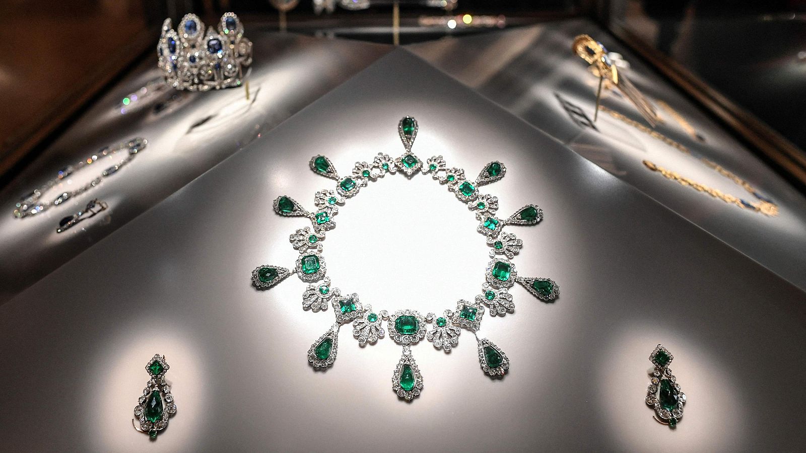 La presidenta del Louvre dice que le garantizaron la seguridad de las joyas robadas