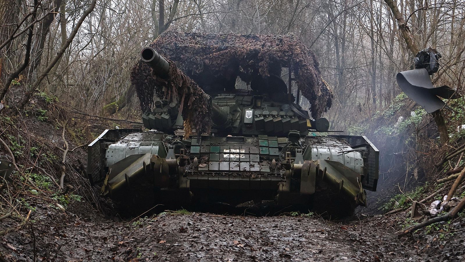 Un tanque ucraniano en el campo de batalla