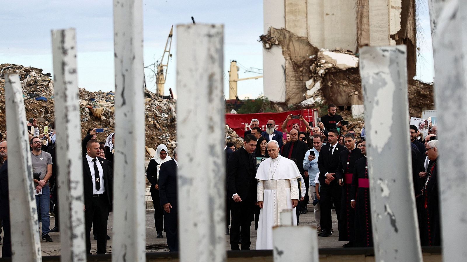 El papa reza en el lugar de la explosión en Beirut en 2020