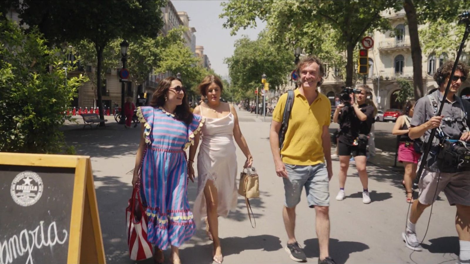 Marta Jodar i Raúl Costafreda amb Candela Peña caminant per Barcelona