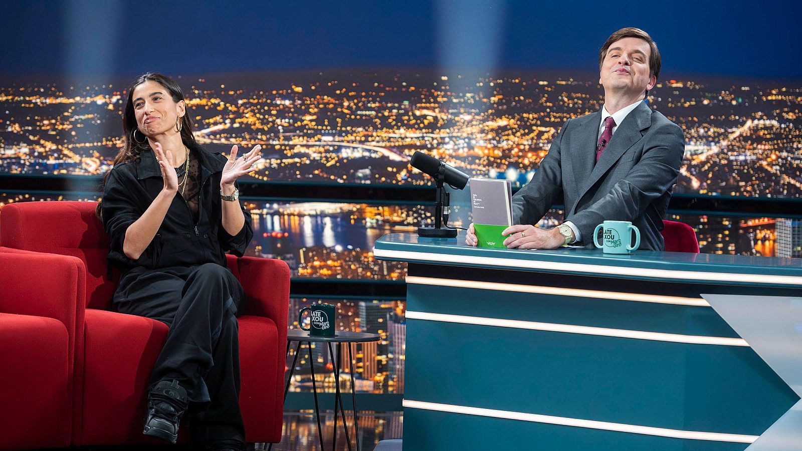 Carolina Yuste presenta su primera novela en la entrevista con Marc Giró