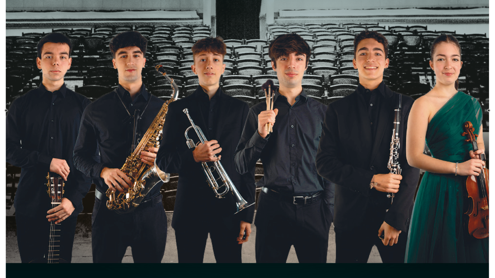 Seis jóvenes músicos posan para la foto. Se distinguen instrumentos como guitarra, saxofón, trompeta, percusión, clarinete y violín. La violinista destaca por su vestido verde esmeralda, contrastando con la vestimenta oscura del resto.