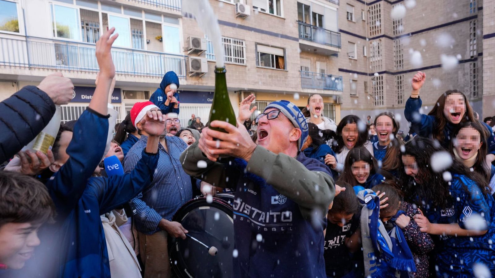 Un grupo de personas celebran en el club de baloncesto Distrito Olímpico de Madrid el Gordo de la Lotería de Navidad 2024