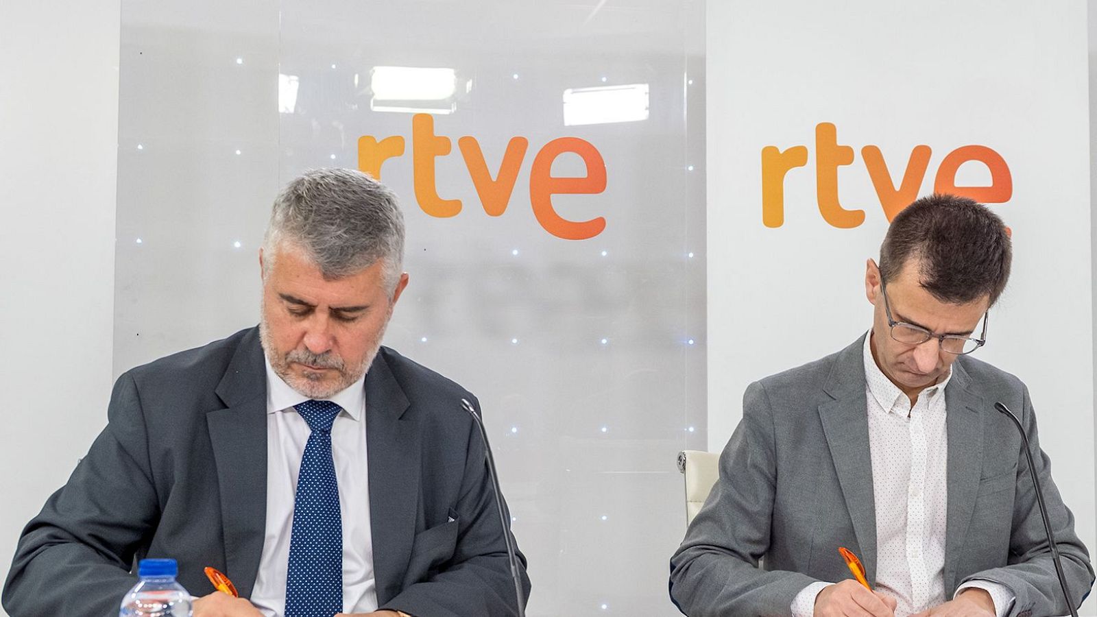 El presidente de RTVE, José Pablo López, y el presidente de la agencia EFE, Miguel Ángel Oliver, han firmado un acuerdo marco de colaboración para unir la experiencia y recursos de ambas instituciones públicas.
