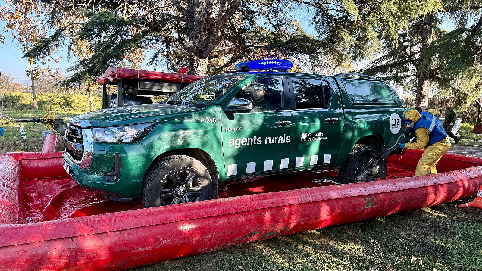 Agents de l'UME desinfecten un vehicle dels Agents Rurals a Torreferrussa (ACN | Albert Segura)