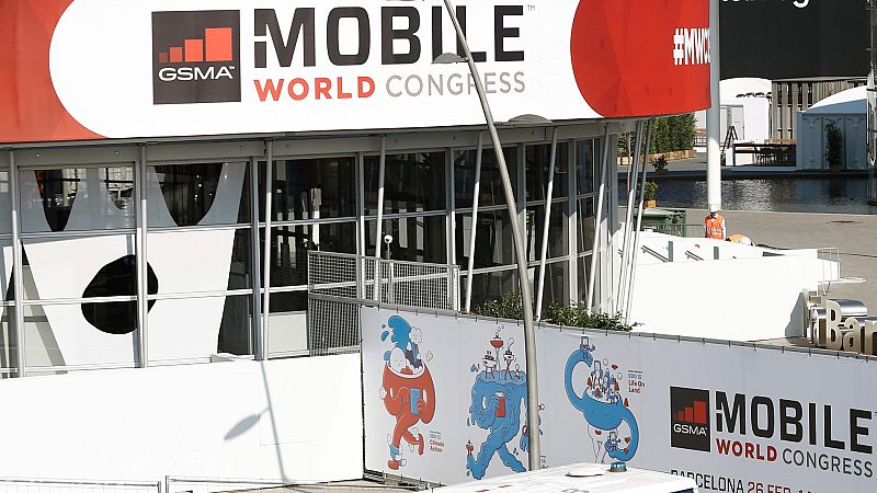 El Gobierno ve "mezquino, irresponsable y sectario" el desplante al rey de Colau y Torrent en el MWC
